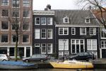 Amsterdam 28 januari 2020
Youp v t Hek op zijn fiets op de gracht waar hij weer in een huis woont.