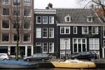 Amsterdam 28 januari 2020
Youp v t Hek op zijn fiets op de gracht waar hij weer in een huis woont.