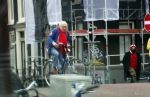 Amsterdam 28 januari 2020
Youp v t Hek op zijn fiets op de gracht waar hij weer in een huis woont.
