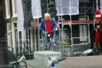 Amsterdam 28 januari 2020
Youp v t Hek op zijn fiets op de gracht waar hij weer in een huis woont.