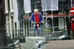 Amsterdam 28 januari 2020
Youp v t Hek op zijn fiets op de gracht waar hij weer in een huis woont.