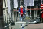 Amsterdam 28 januari 2020
Youp v t Hek op zijn fiets op de gracht waar hij weer in een huis woont.