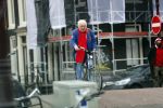 Amsterdam 28 januari 2020
Youp v t Hek op zijn fiets op de gracht waar hij weer in een huis woont.