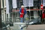 Amsterdam 28 januari 2020
Youp v t Hek op zijn fiets op de gracht waar hij weer in een huis woont.