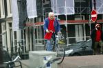 Amsterdam 28 januari 2020
Youp v t Hek op zijn fiets op de gracht waar hij weer in een huis woont.