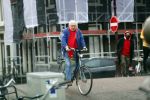 Amsterdam 28 januari 2020
Youp v t Hek op zijn fiets op de gracht waar hij weer in een huis woont.