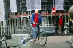 Amsterdam 28 januari 2020
Youp v t Hek op zijn fiets op de gracht waar hij weer in een huis woont.