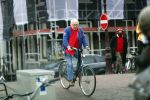 Amsterdam 28 januari 2020
Youp v t Hek op zijn fiets op de gracht waar hij weer in een huis woont.