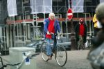 Amsterdam 28 januari 2020
Youp v t Hek op zijn fiets op de gracht waar hij weer in een huis woont.