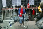 Amsterdam 28 januari 2020
Youp v t Hek op zijn fiets op de gracht waar hij weer in een huis woont.