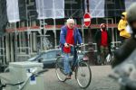 Amsterdam 28 januari 2020
Youp v t Hek op zijn fiets op de gracht waar hij weer in een huis woont.