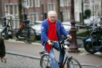 Amsterdam 28 januari 2020
Youp v t Hek op zijn fiets op de gracht waar hij weer in een huis woont.