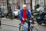 Amsterdam 28 januari 2020
Youp v t Hek op zijn fiets op de gracht waar hij weer in een huis woont.