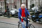 Amsterdam 28 januari 2020
Youp v t Hek op zijn fiets op de gracht waar hij weer in een huis woont.