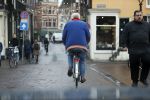 Amsterdam 28 januari 2020
Youp v t Hek op zijn fiets op de gracht waar hij weer in een huis woont.