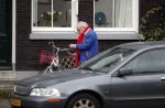Amsterdam 28 januari 2020
Youp v t Hek op zijn fiets op de gracht waar hij weer in een huis woont.