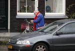 Amsterdam 28 januari 2020
Youp v t Hek op zijn fiets op de gracht waar hij weer in een huis woont.