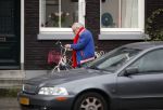Amsterdam 28 januari 2020
Youp v t Hek op zijn fiets op de gracht waar hij weer in een huis woont.