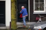 Amsterdam 28 januari 2020
Youp v t Hek op zijn fiets op de gracht waar hij weer in een huis woont.