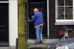 Amsterdam 28 januari 2020
Youp v t Hek op zijn fiets op de gracht waar hij weer in een huis woont.