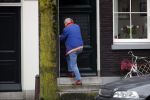 Amsterdam 28 januari 2020
Youp v t Hek op zijn fiets op de gracht waar hij weer in een huis woont.