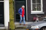 Amsterdam 28 januari 2020
Youp v t Hek op zijn fiets op de gracht waar hij weer in een huis woont.