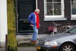 Amsterdam 28 januari 2020
Youp v t Hek op zijn fiets op de gracht waar hij weer in een huis woont.