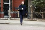 Amsterdam 20 februari 2021
Albert Verlinde heeft eten gehaald bij v Dam en loopt via het vondelpark met zijn hondje naar huis