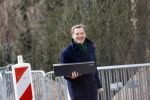 Amsterdam 20 februari 2021
Albert Verlinde heeft eten gehaald bij v Dam en loopt via het vondelpark met zijn hondje naar huis