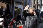 Amsterdam 2 maart 2021
Diork Zeelenberg bellend op straat in Amsterdam zuid.