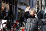 Amsterdam 2 maart 2021
Diork Zeelenberg bellend op straat in Amsterdam zuid.