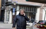 Amsterdam 8 maart 2021
Dirk Zeelenberg bellend  op straat in Amsterdam zuid.