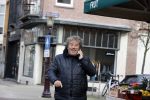 Amsterdam 8 maart 2021
Dirk Zeelenberg bellend  op straat in Amsterdam zuid.