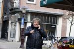 Amsterdam 8 maart 2021
Dirk Zeelenberg bellend  op straat in Amsterdam zuid.