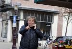Amsterdam 8 maart 2021
Dirk Zeelenberg bellend  op straat in Amsterdam zuid.