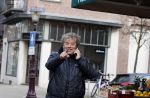 Amsterdam 8 maart 2021
Dirk Zeelenberg bellend  op straat in Amsterdam zuid.