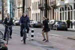 Amsterdam 20 februari 2021
Erwin Olaf met partner  op de fiets in Amsterdam zuid.