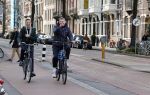 Amsterdam 20 februari 2021
Erwin Olaf met partner  op de fiets in Amsterdam zuid.