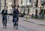 Amsterdam 20 februari 2021
Erwin Olaf met partner  op de fiets in Amsterdam zuid.