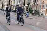 Amsterdam 20 februari 2021
Erwin Olaf met partner  op de fiets in Amsterdam zuid.