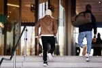 OOstzaan 12 februari 2021
Ferry Doedens en Levy v Wilgen checken samen in bij Hotel v d Valk . Levy rijdt in een dikke mercedes GT 63S AMG