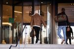 OOstzaan 12 februari 2021
Ferry Doedens en Levy v Wilgen checken samen in bij Hotel v d Valk . Levy rijdt in een dikke mercedes GT 63S AMG