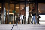OOstzaan 12 februari 2021
Ferry Doedens en Levy v Wilgen checken samen in bij Hotel v d Valk . Levy rijdt in een dikke mercedes GT 63S AMG