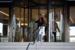 OOstzaan 12 februari 2021
Ferry Doedens en Levy v Wilgen checken samen in bij Hotel v d Valk . Levy rijdt in een dikke mercedes GT 63S AMG