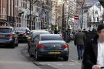 Amsterdam 21 februari 2021
Geert Wilders met zijn beveiliging in het vondelpark bij VondelCS