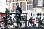 Amsterdam 16 februari 2021
Gerard Spong in zijn Rolls Royce en wandelend op straat met mondkapje.