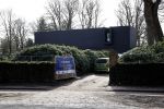 Tilburg 23 februari 2021
De nieuwe villa / huis van Guus Meeuwis is bijna klaar . De werklui hebben allemaal een bekeuring gekregen voor fout parkeren.