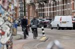 Amsterdam 17 februari 2021
Kenneth Perez op zijn electrische v Moof fiets met een kennis in Amsterdam zuid.