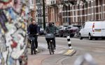 Amsterdam 17 februari 2021
Kenneth Perez op zijn electrische v Moof fiets met een kennis in Amsterdam zuid.