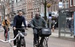 Amsterdam 17 februari 2021
Kenneth Perez op zijn electrische v Moof fiets met een kennis in Amsterdam zuid.